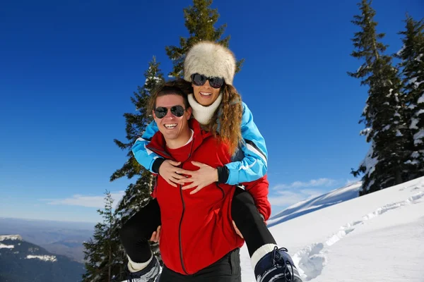 冬の休暇の若いカップル — ストック写真