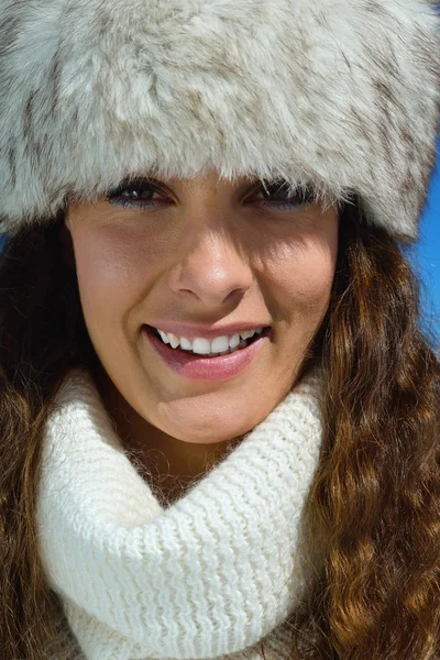 Mujer feliz en invierno — Foto de Stock