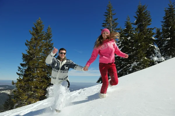 Couple en hiver scène de neige — Photo