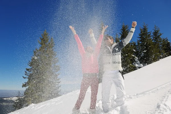 Paar in winterlicher Schneeszene — Stockfoto