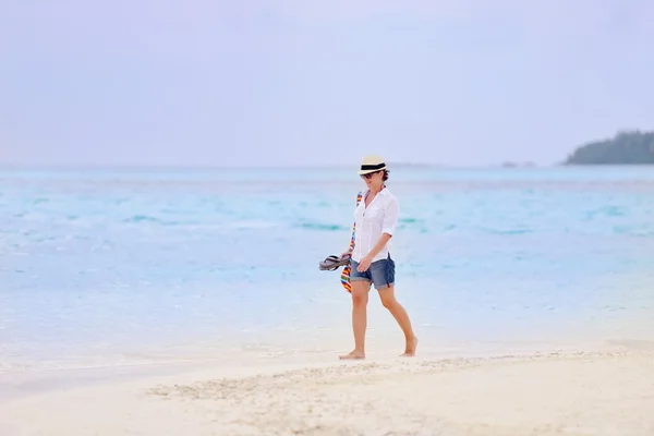 Mooi meisje wandelen op het strand — Stockfoto