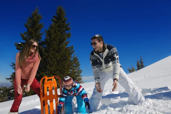 Familie spielt im Schnee — Stockfoto