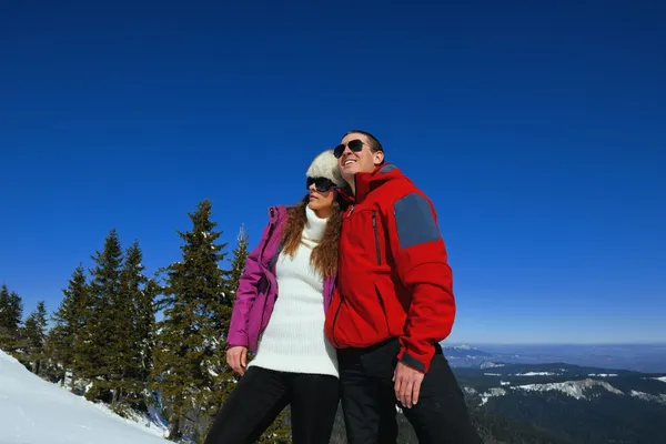 Pareja joven en vacaciones de invierno — Foto de Stock