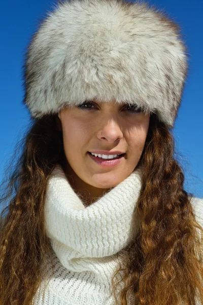 Glückliche Frau im Winter — Stockfoto