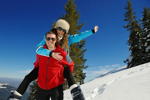 Jeune couple en vacances d'hiver — Photo