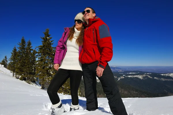 Casal jovem em férias de inverno — Fotografia de Stock