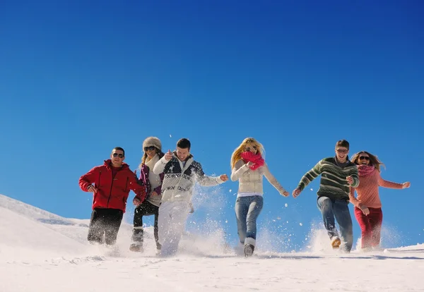 Gli amici si divertono in inverno sulla neve fresca — Foto Stock