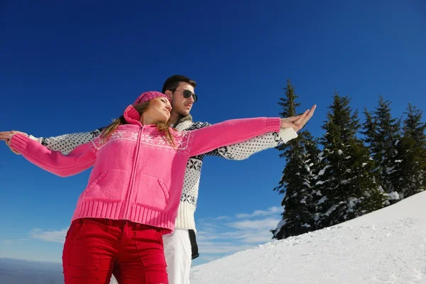 Paar in winterlicher Schneeszene — Stockfoto