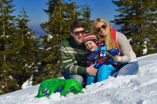 Famiglia che si diverte sulla neve fresca in vacanza invernale — Foto Stock