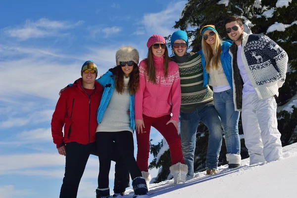 Gli amici si divertono in inverno sulla neve fresca — Foto Stock