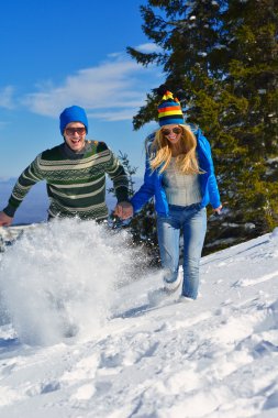 genç bir çift kış tatili