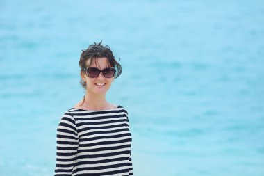 Sahilde güzel kız iyi eğlenceler