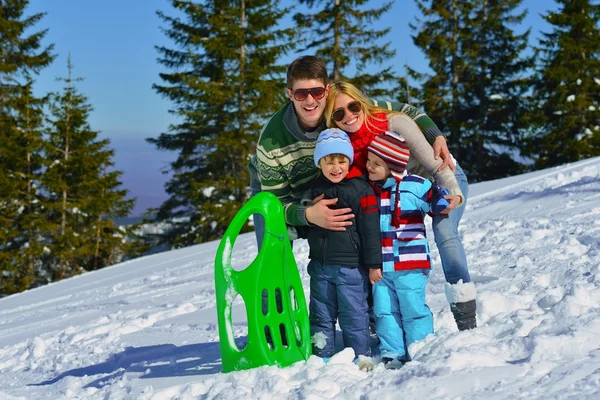 Familjen ha roligt på nysnö på vintersemester — Stockfoto