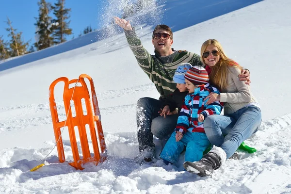 Familjen ha roligt på nysnö på vintersemester — Stockfoto