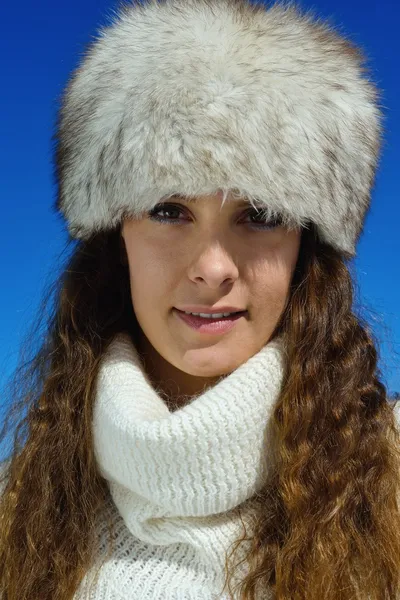 Glückliche Frau im Winter — Stockfoto