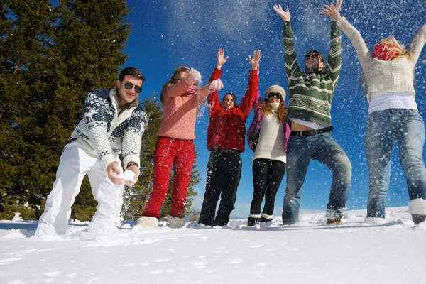 Vänner ha kul på vintern på frisk snö — Stockfoto