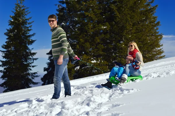 Familia divirtiéndose en nieve fresca en las vacaciones de invierno —  Fotos de Stock