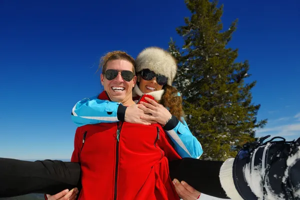 Casal jovem em férias de inverno — Fotografia de Stock