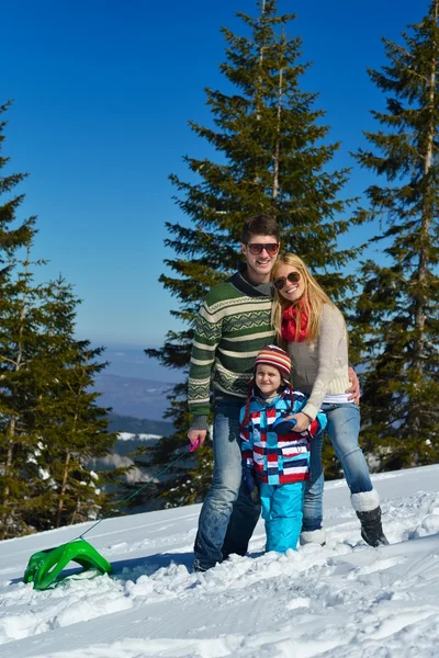 Família se divertindo na neve fresca nas férias de inverno — Fotografia de Stock