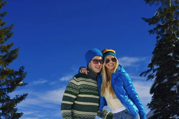 젊은 커플 겨울 휴가 — 스톡 사진