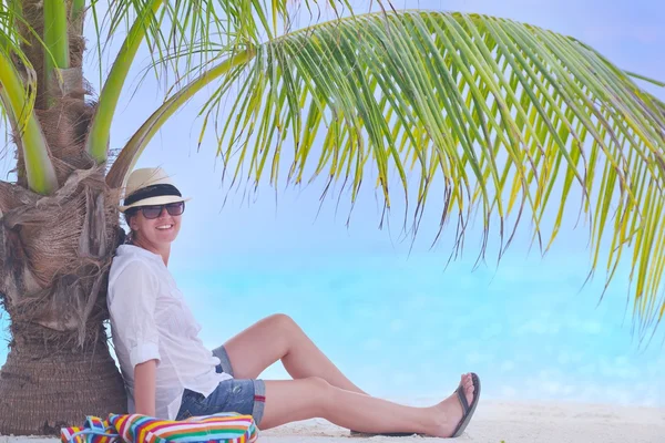 Bella ragazza sulla spiaggia sotto le palme — Foto Stock