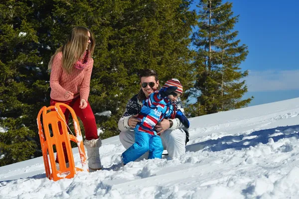 Famiglia che gioca nella neve — Foto Stock