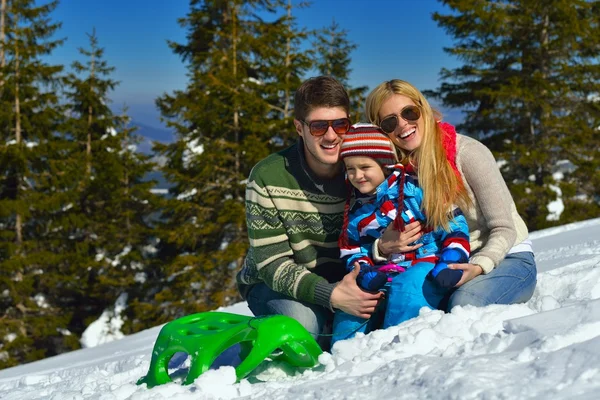 Familjen ha roligt på nysnö på vintersemester — Stockfoto