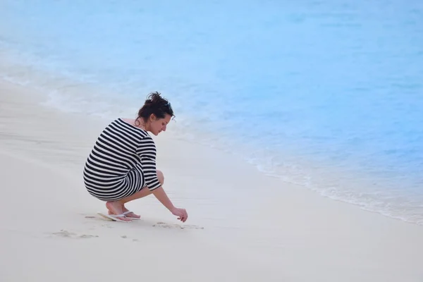 Hermosa chica en la playa divertirse —  Fotos de Stock