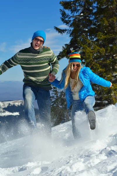 Pareja joven en vacaciones de invierno —  Fotos de Stock