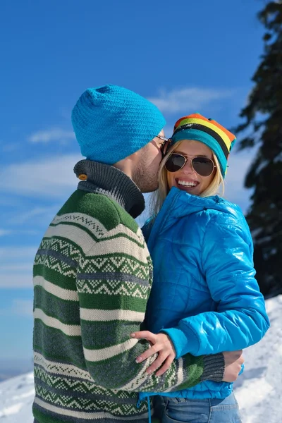 Casal jovem em férias de inverno — Fotografia de Stock