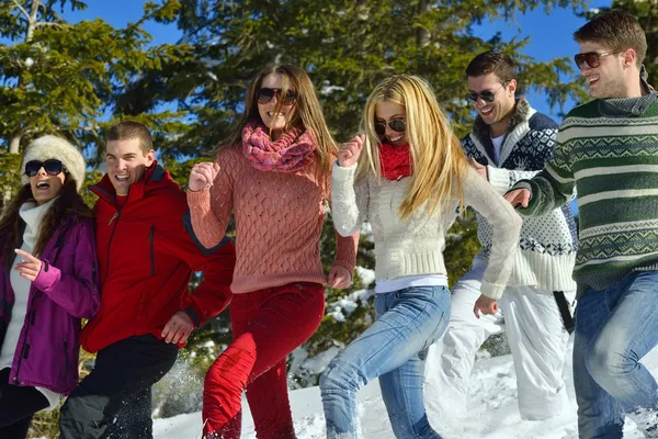 Gli amici si divertono in inverno sulla neve fresca — Foto Stock