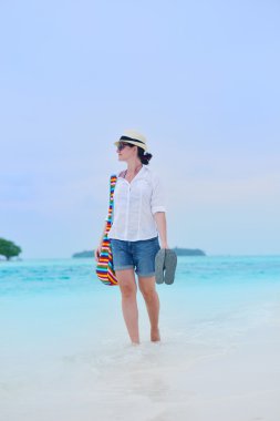 güzel kız Sahilde yürüyüş