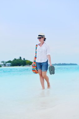 güzel kız Sahilde yürüyüş