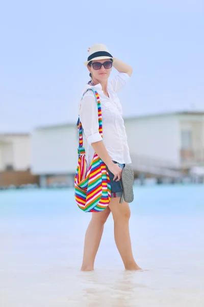 Mooi meisje wandelen op het strand — Stockfoto