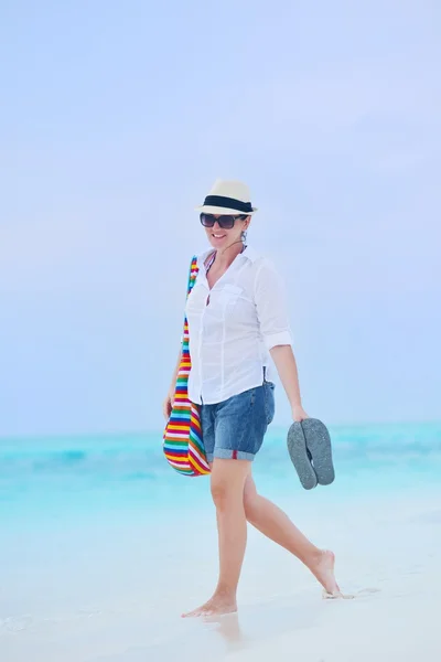 Vacker flicka promenader på stranden — Stockfoto