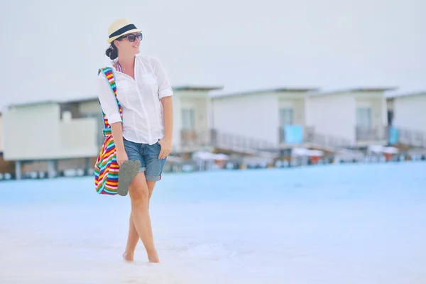 Beautiful girl walking at beach — Stock Photo, Image