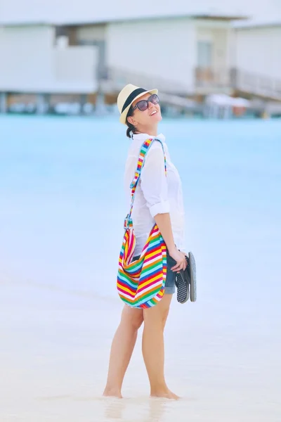 Hermosa chica caminando en la playa — Foto de Stock