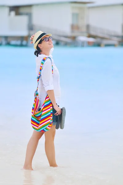 Mooi meisje wandelen op het strand — Stockfoto