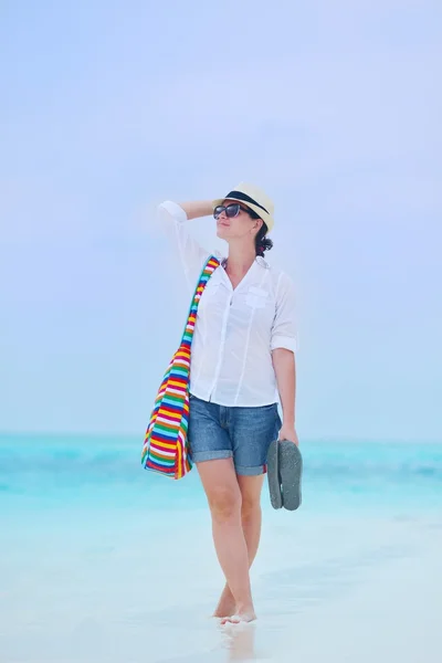 Menina bonita andando na praia — Fotografia de Stock