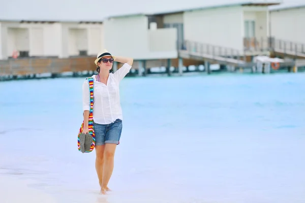 Menina bonita andando na praia — Fotografia de Stock