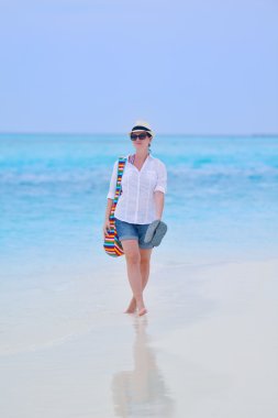 güzel kız Sahilde yürüyüş