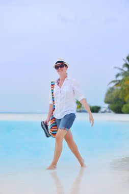 güzel kız Sahilde yürüyüş