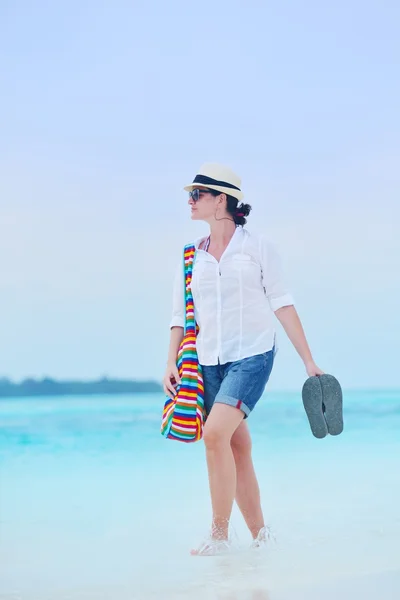 Beautiful girl walking at beach — Stock Photo, Image