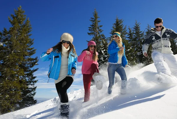 Vänner ha kul på vintern på frisk snö — Stockfoto