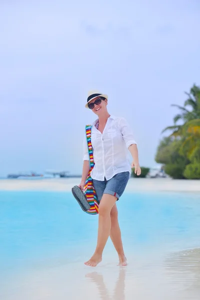 Beautiful girl walking at beach — Stock Photo, Image