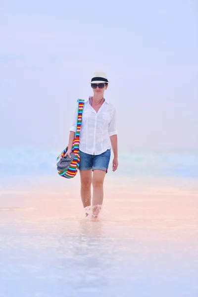 Mooi meisje wandelen op het strand — Stockfoto