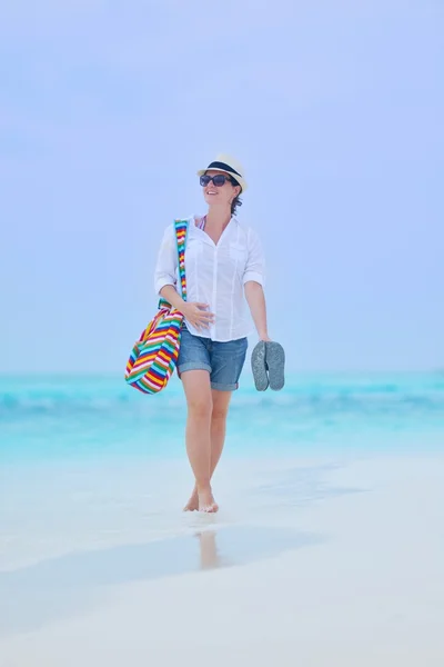 바닷가에 걷는 아름 다운 소녀 — 스톡 사진