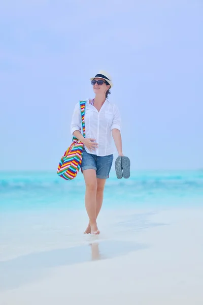 Belle fille marchant à la plage — Photo