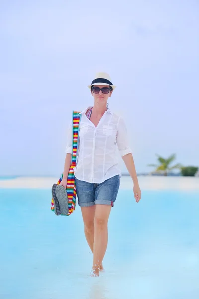 Belle fille marchant à la plage — Photo