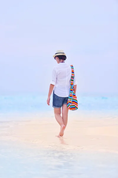 Belle fille à la plage — Photo